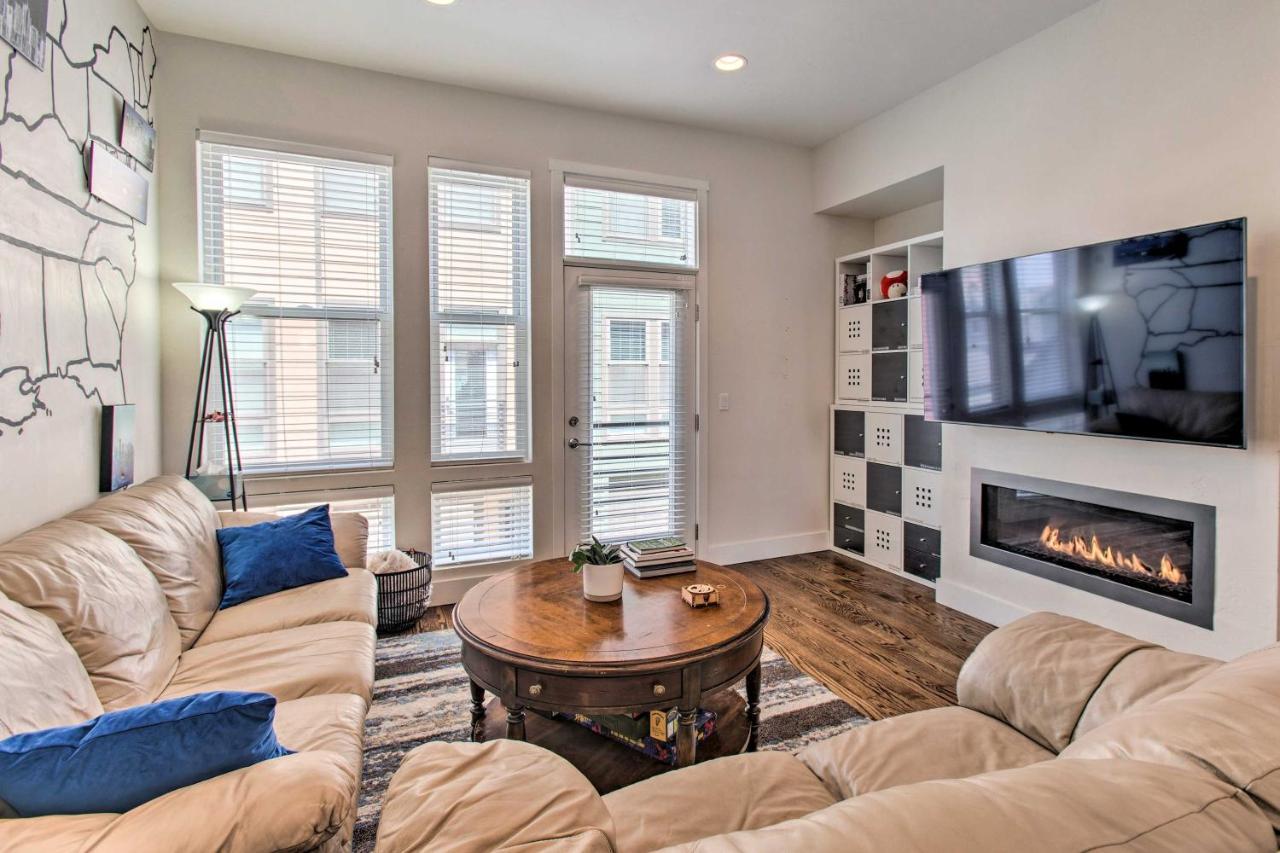 Uniquely Cozy Modern Abode With Downtown Views *
